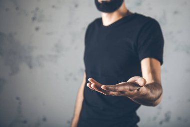 Genç adam avucunu soyut arka grubuna boşalt