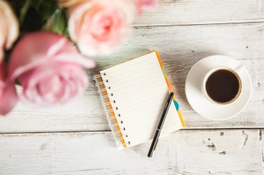 Kalem not defterinde, gül de masada.