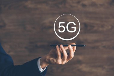 Ekranda 5G mesajı olan bir adam cep telefonu