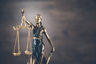 Ahşap arka plandaki kadın yargıç.