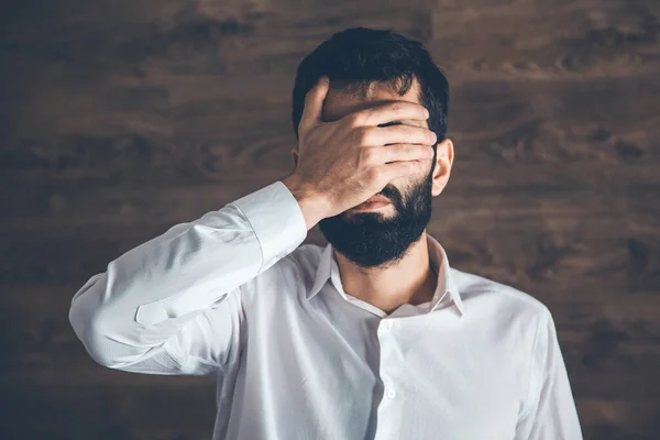 Mann Hand Hand Auf Braunem Hintergrund — Stockfoto