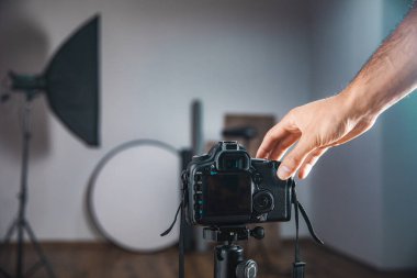 Stüdyo arka planında fotoğrafçı el kamerası