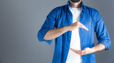 adam arka planda boş avuç