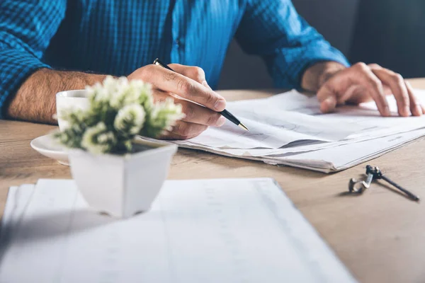 Hombre Pluma Mano Con Dibujos Escritorio — Foto de Stock