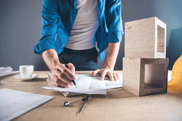 Hombre Trabajando Con Cubos Madera Escritorio — Foto de Stock