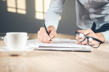 Ofis masasında çalışan adam.