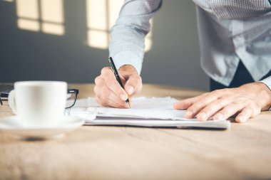 Ofis masasında çalışan adam.