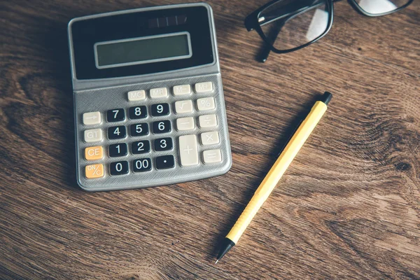 Calculadora Con Lápiz Gafas Escritorio —  Fotos de Stock