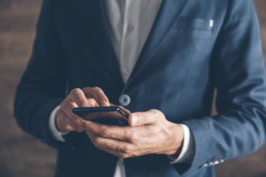 Genç adam el akıllı telefon.