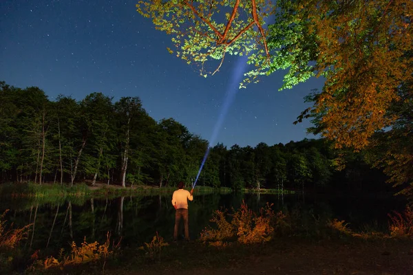 Άνθρωπος Κάτω Από Νυχτερινό Ουρανό Φόντο — Φωτογραφία Αρχείου
