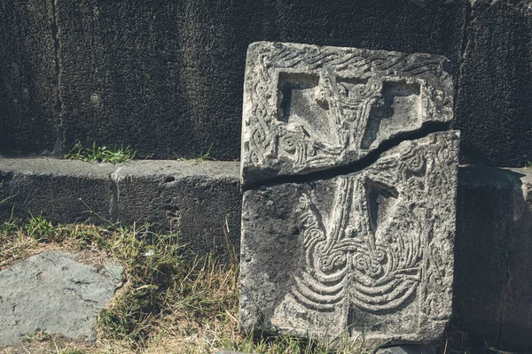 灰色の背景にある十字架石の遺物 — ストック写真