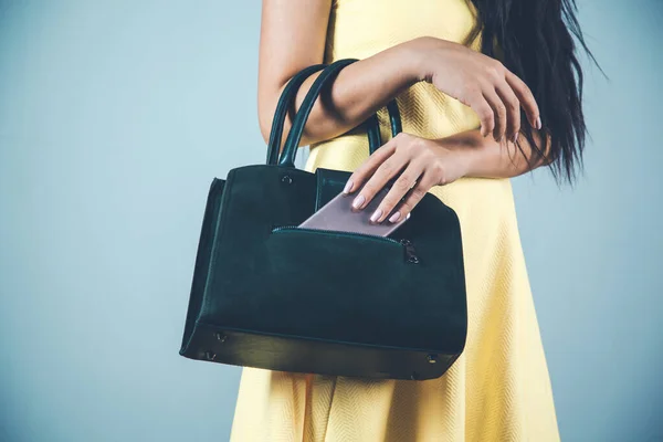 Telefono Cellulare Donna Con Borsa Studio — Foto Stock