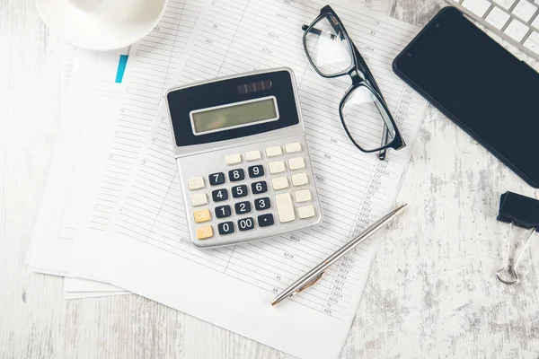 Taschenrechner Auf Dokument Und Computer Auf Schreibtisch — Stockfoto