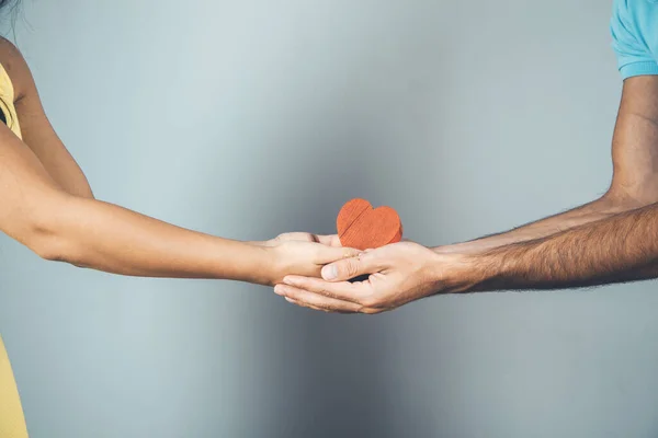 Encantador Hombre Mujer Manos Corazón Rojo —  Fotos de Stock