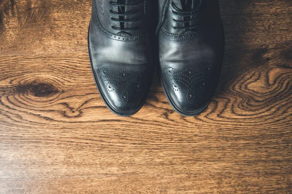 Hombre Zapatos Negros Sobre Fondos Madera — Foto de Stock