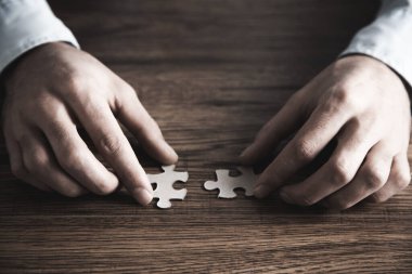 Masanın üzerinde el yapbozu