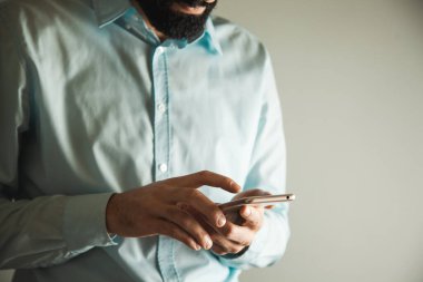 Genç iş adamı. Akıllı telefon.