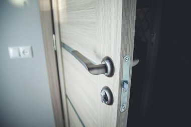 Evin kapısı açılıyor.