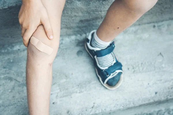 Pojkar Skadade Ben Bandage Gatan — Stockfoto