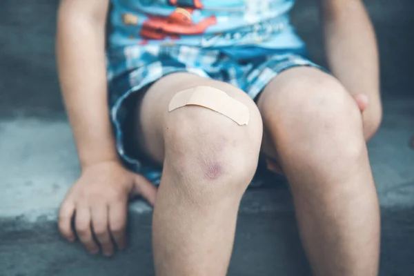 Meninos Ferido Perna Bandagem Rua — Fotografia de Stock