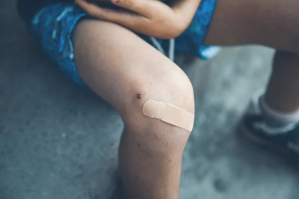 Pojkar Skadade Ben Bandage Gatan — Stockfoto