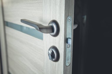 Evin kapısı açılıyor.