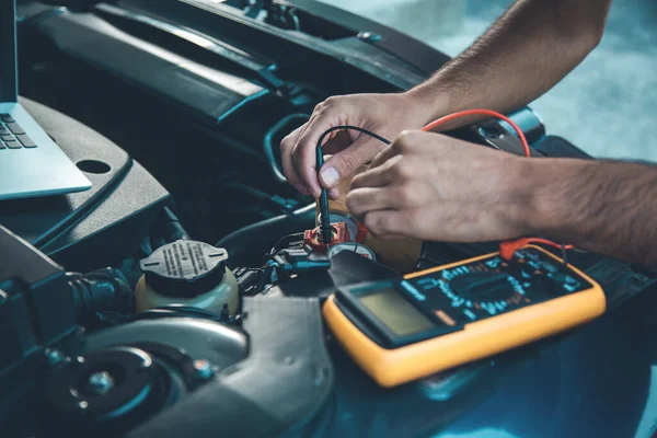 İşçi el bilgisayarı ve arabada test cihazı.