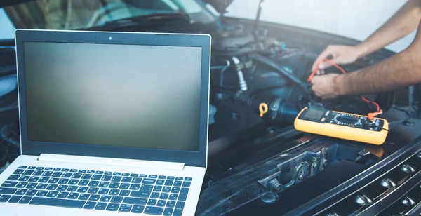 Computador Mão Trabalhador Com Testador Carro — Fotografia de Stock