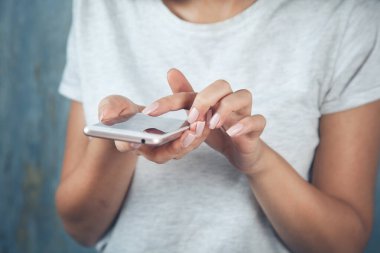 Kadın El akıllı telefonu tutuyor.