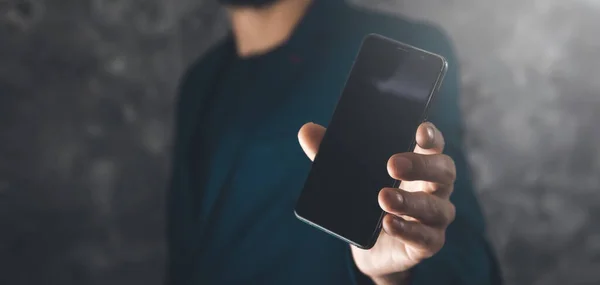 Man Hand Smart Telefon Mörk Abstrakt Bakgrund — Stockfoto