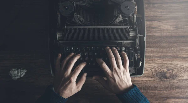 Hombre Trabajando Máquina Escribir Escritorio — Foto de Stock
