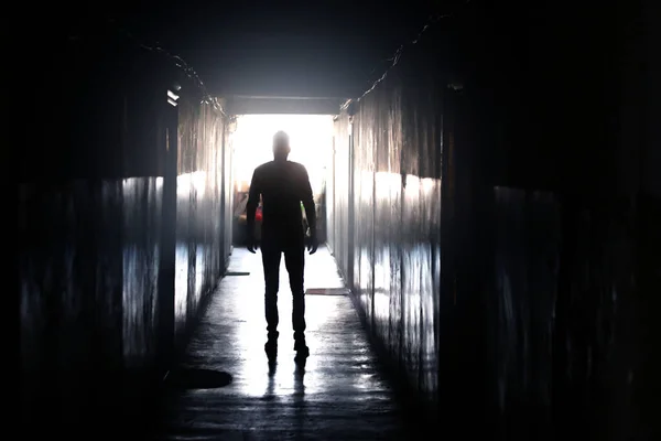 Hombre Caminando Por Pasillo Oscuro — Foto de Stock