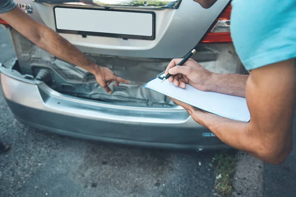 İnsan eli belgesi ve araba kazası.