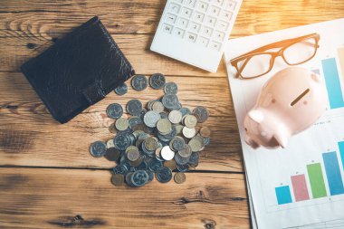 Çalışma masasında hesap makinesi olan para