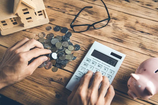 Man Hand Money Kalkulatorem Modelem Domu Biurku — Zdjęcie stockowe