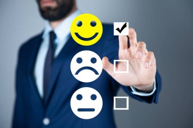 İş adamı ekranda gülümseyerek dokunuyor.