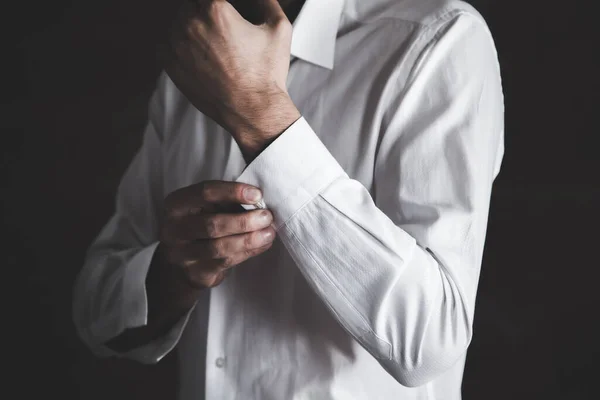 Man Hand Shirt Donkere Achtergrond — Stockfoto