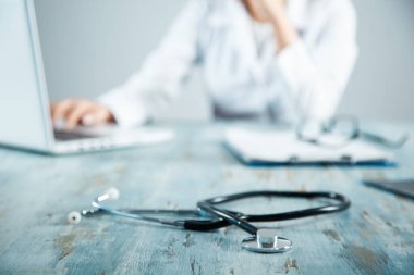 Bilgisayarda çalışan bir doktor.