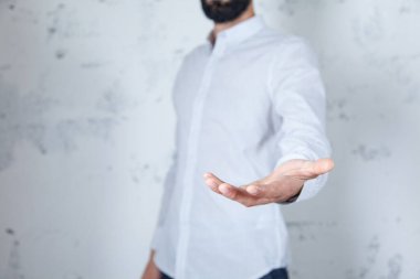 beyaz soyut arkaplanda boş bir avuç içi