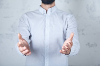 beyaz soyut arkaplanda boş bir avuç içi