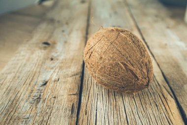 Ahşap masa arkasında hindistan cevizi