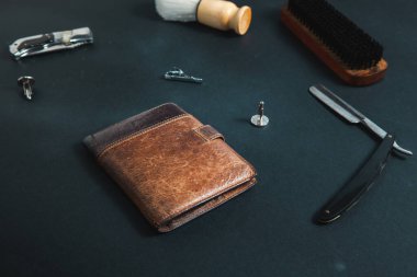 Masasında erkek aksesuarları olan bir cüzdan.