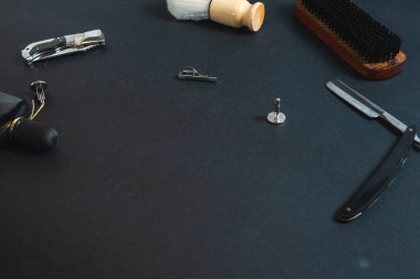 Masada farklı aksesuarlar var.