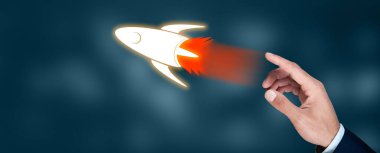 Ekranda rokete dokunan adam