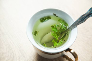 Masanın üzerinde yeşil çay