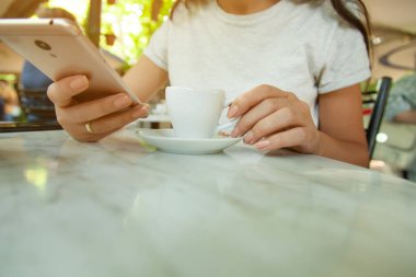 Kafede kahveli kadın cep telefonu.