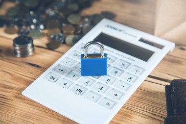 Hesap makinesine kilitlen ve masanın üzerinde madeni paralar olsun.