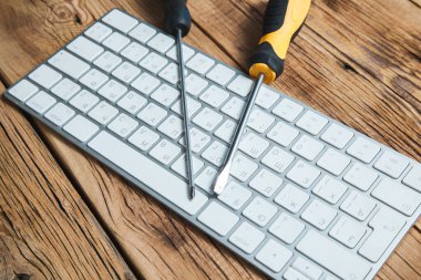 Tahta masada bilgisayar yapmak için.