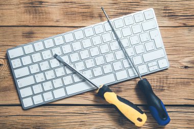 Tahta masada bilgisayar yapmak için.