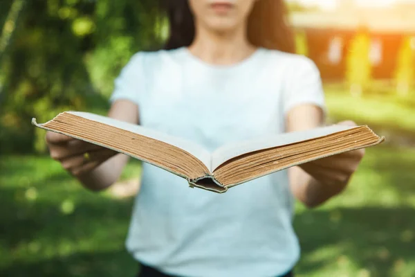 Donna Mano Libro Natura — Foto Stock